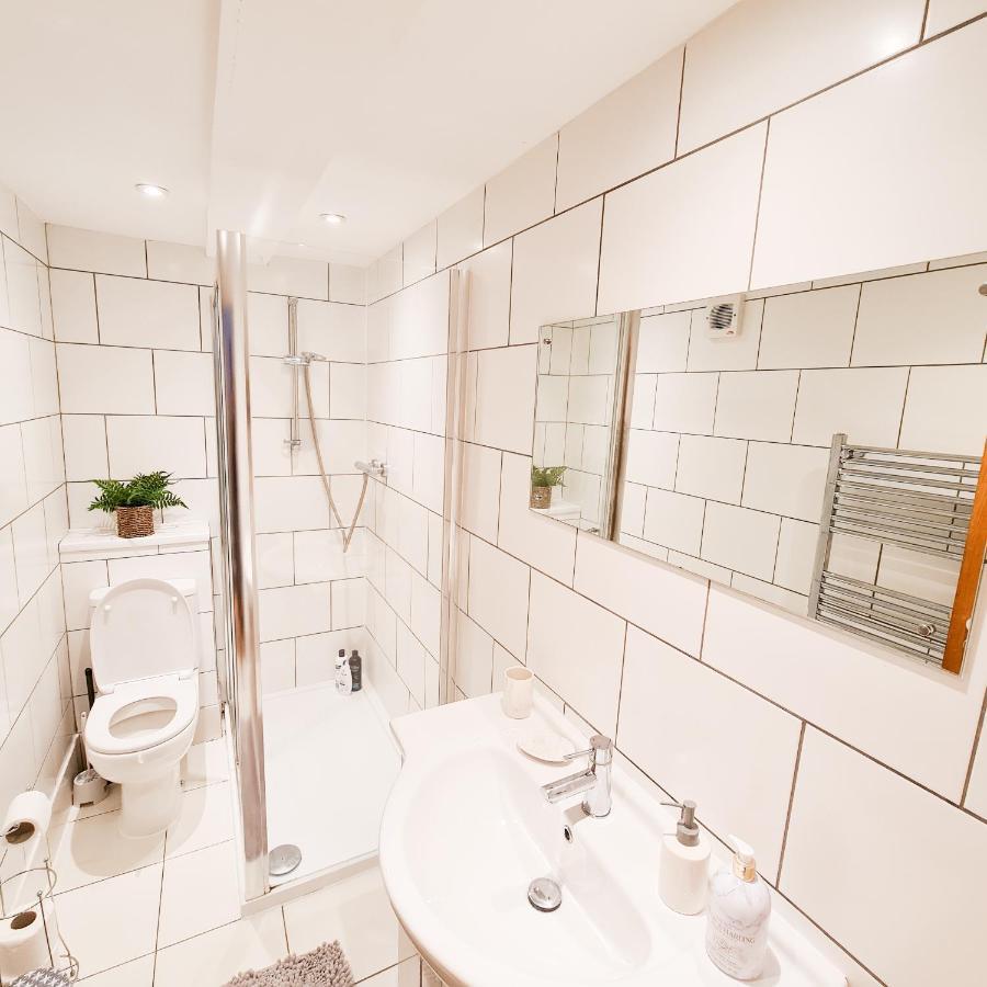 Modern 4 Bedroom Flat Near Station Apartment *