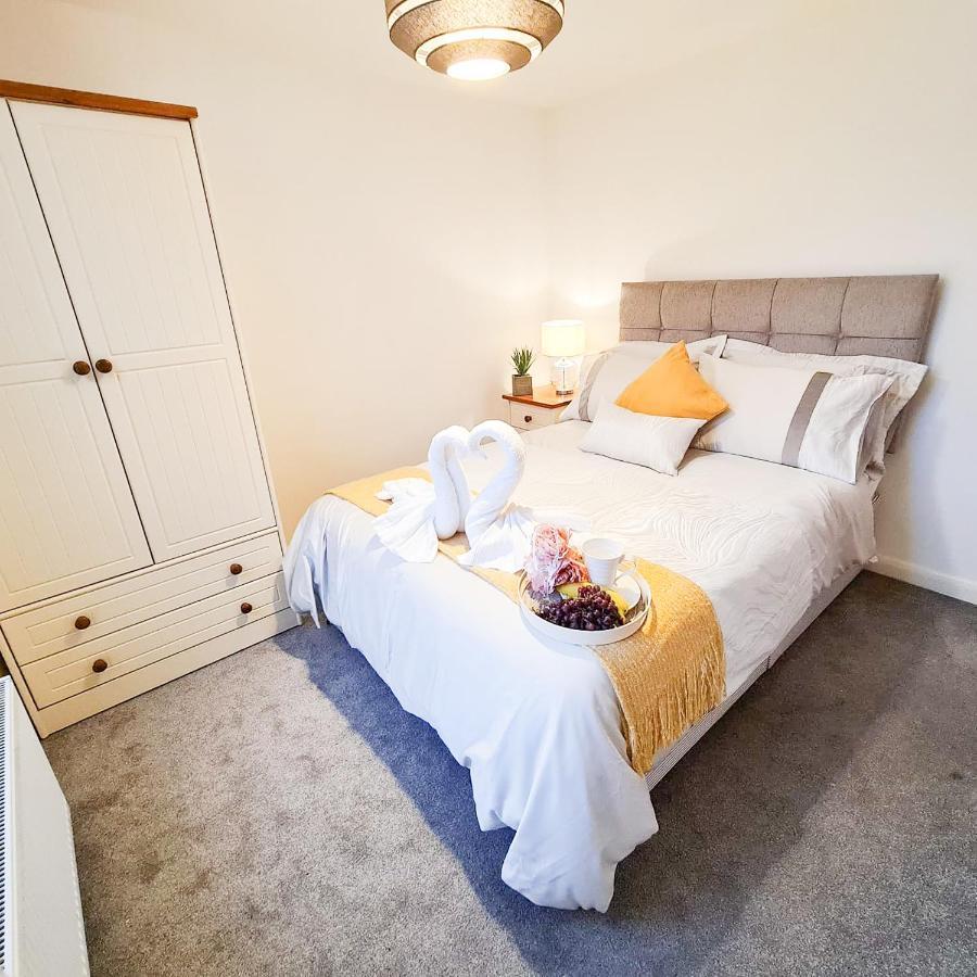 Modern 4 Bedroom Flat Near Station