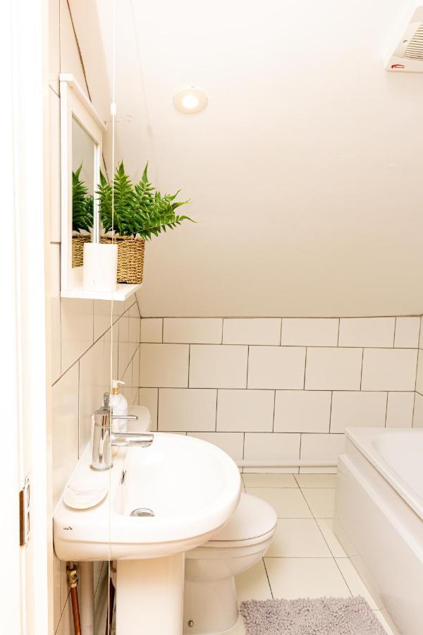 Apartment Modern 4 Bedroom Flat Near Station